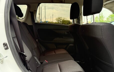 Mitsubishi Outlander III рестайлинг 3, 2014 год, 1 360 000 рублей, 14 фотография