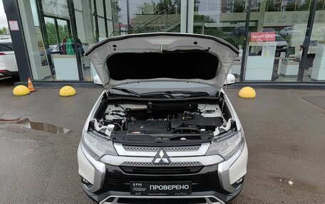 Mitsubishi Outlander III рестайлинг 3, 2018 год, 2 099 000 рублей, 11 фотография