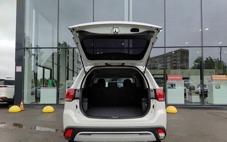 Mitsubishi Outlander III рестайлинг 3, 2018 год, 2 099 000 рублей, 12 фотография