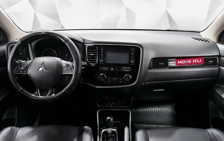 Mitsubishi Outlander III рестайлинг 3, 2017 год, 2 300 000 рублей, 4 фотография