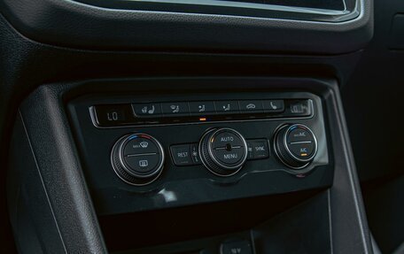 Volkswagen Tiguan II, 2019 год, 2 235 000 рублей, 15 фотография