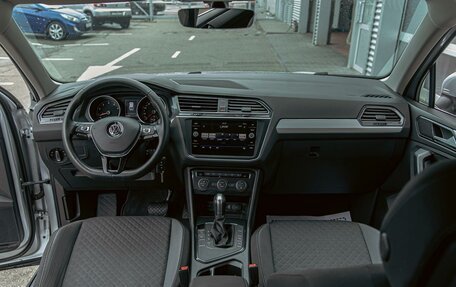 Volkswagen Tiguan II, 2019 год, 2 235 000 рублей, 17 фотография