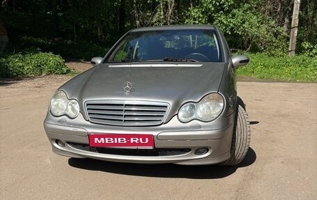 Mercedes-Benz C-Класс, 2004 год, 600 000 рублей, 1 фотография