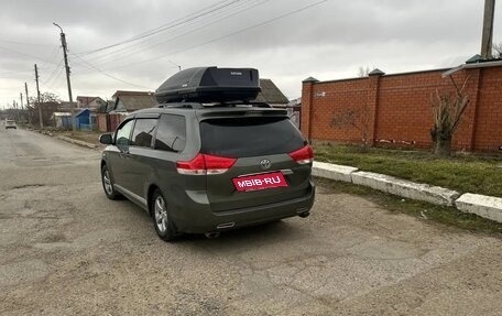 Toyota Sienna III, 2010 год, 2 100 000 рублей, 2 фотография