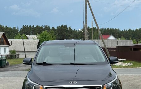 KIA Carnival III, 2018 год, 2 400 000 рублей, 2 фотография