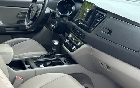 KIA Carnival III, 2018 год, 2 400 000 рублей, 11 фотография