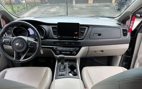 KIA Carnival III, 2018 год, 2 400 000 рублей, 14 фотография