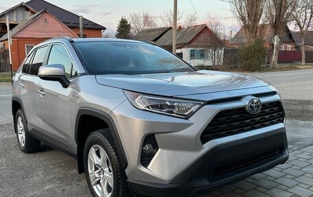 Toyota RAV4, 2019 год, 3 900 000 рублей, 4 фотография