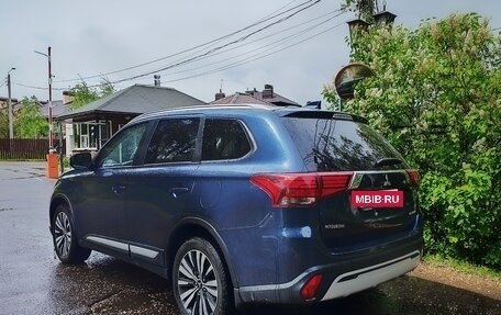 Mitsubishi Outlander III рестайлинг 3, 2019 год, 2 500 000 рублей, 3 фотография