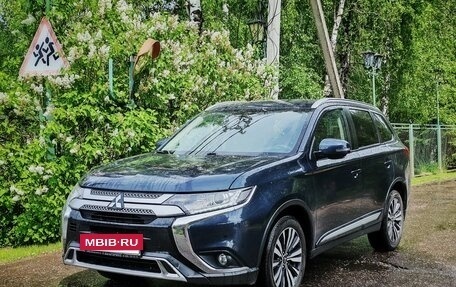 Mitsubishi Outlander III рестайлинг 3, 2019 год, 2 500 000 рублей, 5 фотография