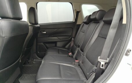 Mitsubishi Outlander III рестайлинг 3, 2015 год, 1 749 000 рублей, 12 фотография