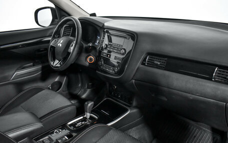 Mitsubishi Outlander III рестайлинг 3, 2019 год, 2 000 000 рублей, 13 фотография