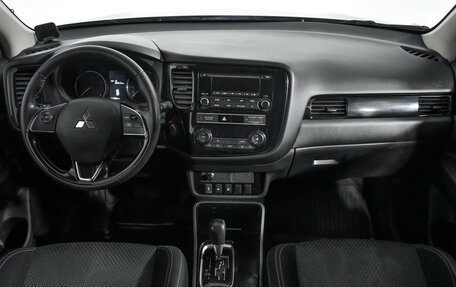 Mitsubishi Outlander III рестайлинг 3, 2019 год, 2 000 000 рублей, 14 фотография