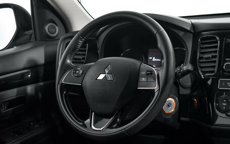 Mitsubishi Outlander III рестайлинг 3, 2019 год, 2 000 000 рублей, 15 фотография