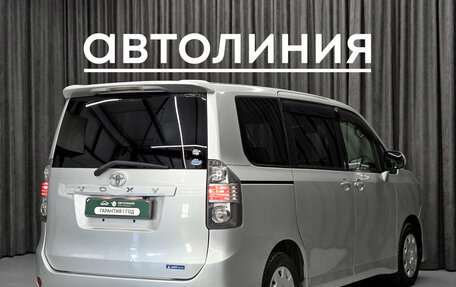 Toyota Voxy II, 2010 год, 1 370 000 рублей, 7 фотография
