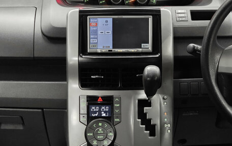 Toyota Voxy II, 2010 год, 1 370 000 рублей, 11 фотография