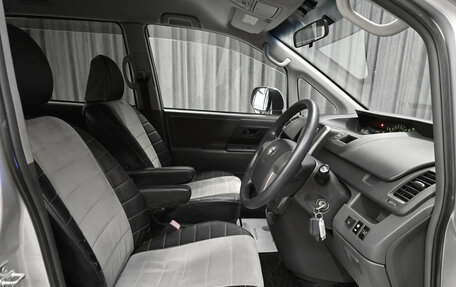 Toyota Voxy II, 2010 год, 1 370 000 рублей, 8 фотография