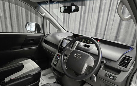 Toyota Voxy II, 2010 год, 1 370 000 рублей, 9 фотография