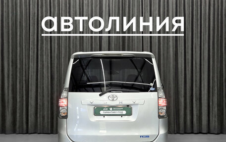 Toyota Voxy II, 2010 год, 1 370 000 рублей, 6 фотография