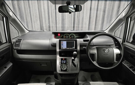 Toyota Voxy II, 2010 год, 1 370 000 рублей, 10 фотография