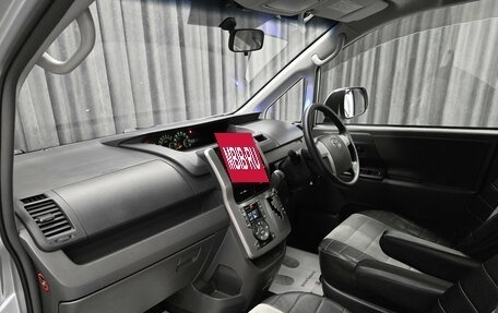 Toyota Voxy II, 2010 год, 1 370 000 рублей, 13 фотография