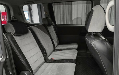Toyota Voxy II, 2010 год, 1 370 000 рублей, 14 фотография