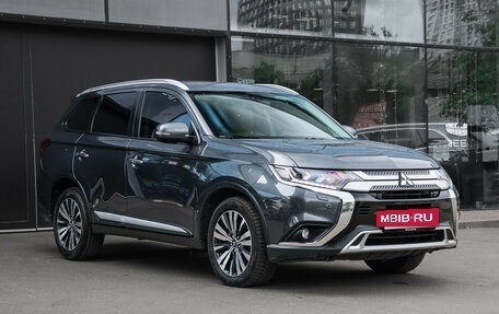 Mitsubishi Outlander III рестайлинг 3, 2019 год, 2 350 000 рублей, 3 фотография