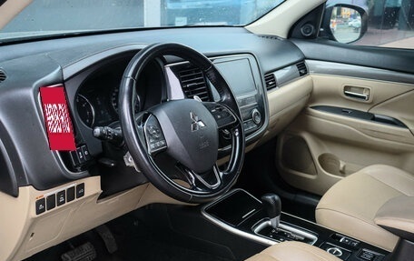 Mitsubishi Outlander III рестайлинг 3, 2019 год, 2 350 000 рублей, 13 фотография