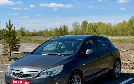 Opel Astra J, 2011 год, 850 000 рублей, 1 фотография