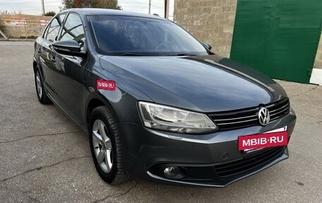 Volkswagen Jetta VI, 2011 год, 950 000 рублей, 2 фотография
