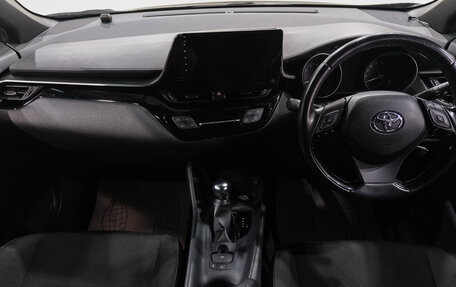 Toyota C-HR I рестайлинг, 2018 год, 2 349 000 рублей, 19 фотография