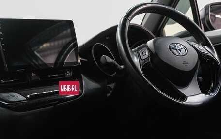 Toyota C-HR I рестайлинг, 2018 год, 2 349 000 рублей, 21 фотография