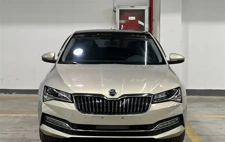 Skoda Superb III рестайлинг, 2023 год, 1 740 888 рублей, 2 фотография