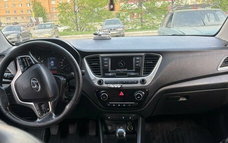 Hyundai Solaris II рестайлинг, 2017 год, 870 000 рублей, 2 фотография
