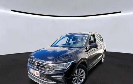 Volkswagen Tiguan II, 2022 год, 2 342 000 рублей, 1 фотография