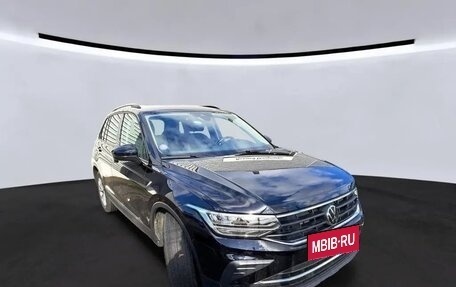 Volkswagen Tiguan II, 2022 год, 2 342 000 рублей, 3 фотография