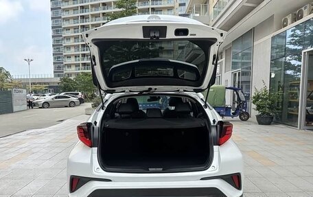 Toyota C-HR I рестайлинг, 2022 год, 1 665 000 рублей, 9 фотография