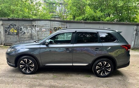 Mitsubishi Outlander III рестайлинг 3, 2021 год, 2 590 000 рублей, 10 фотография
