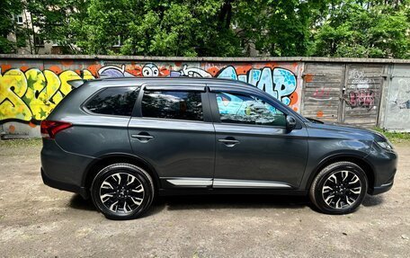 Mitsubishi Outlander III рестайлинг 3, 2021 год, 2 590 000 рублей, 11 фотография