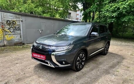 Mitsubishi Outlander III рестайлинг 3, 2021 год, 2 590 000 рублей, 4 фотография