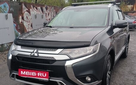 Mitsubishi Outlander III рестайлинг 3, 2021 год, 2 300 000 рублей, 8 фотография
