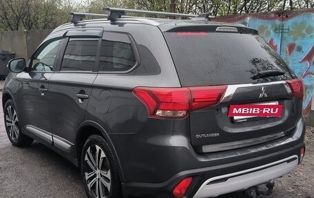 Mitsubishi Outlander III рестайлинг 3, 2021 год, 2 300 000 рублей, 10 фотография