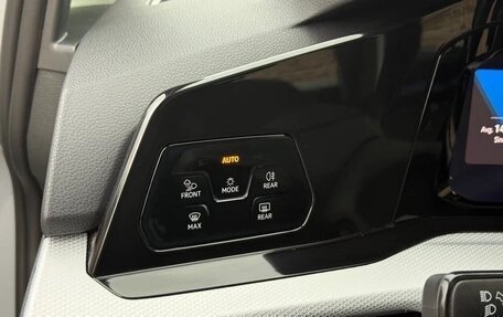 Volkswagen Golf VIII, 2022 год, 1 820 000 рублей, 10 фотография