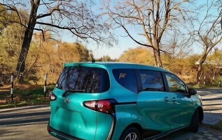 Toyota Sienta II, 2022 год, 1 280 000 рублей, 3 фотография