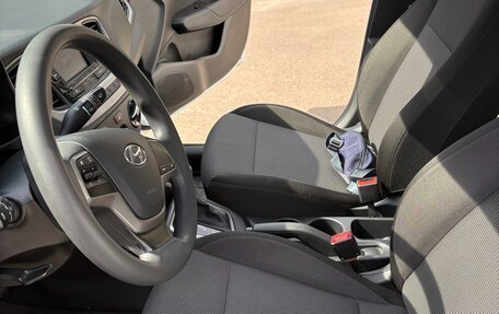 Hyundai Solaris II рестайлинг, 2018 год, 900 000 рублей, 9 фотография