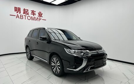 Mitsubishi Outlander III рестайлинг 3, 2022 год, 2 047 000 рублей, 2 фотография