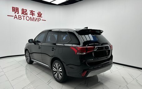 Mitsubishi Outlander III рестайлинг 3, 2022 год, 2 047 000 рублей, 6 фотография
