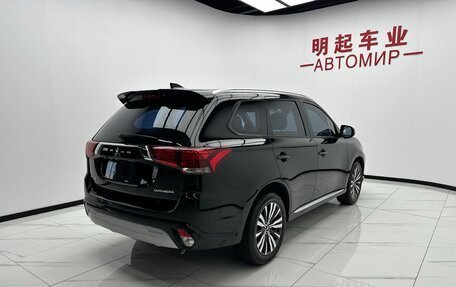 Mitsubishi Outlander III рестайлинг 3, 2022 год, 2 047 000 рублей, 5 фотография