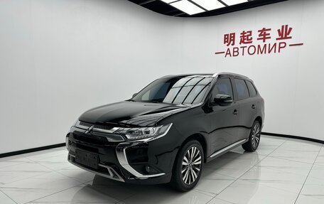 Mitsubishi Outlander III рестайлинг 3, 2022 год, 2 047 000 рублей, 3 фотография