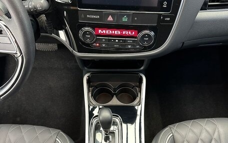 Mitsubishi Outlander III рестайлинг 3, 2022 год, 2 047 000 рублей, 8 фотография